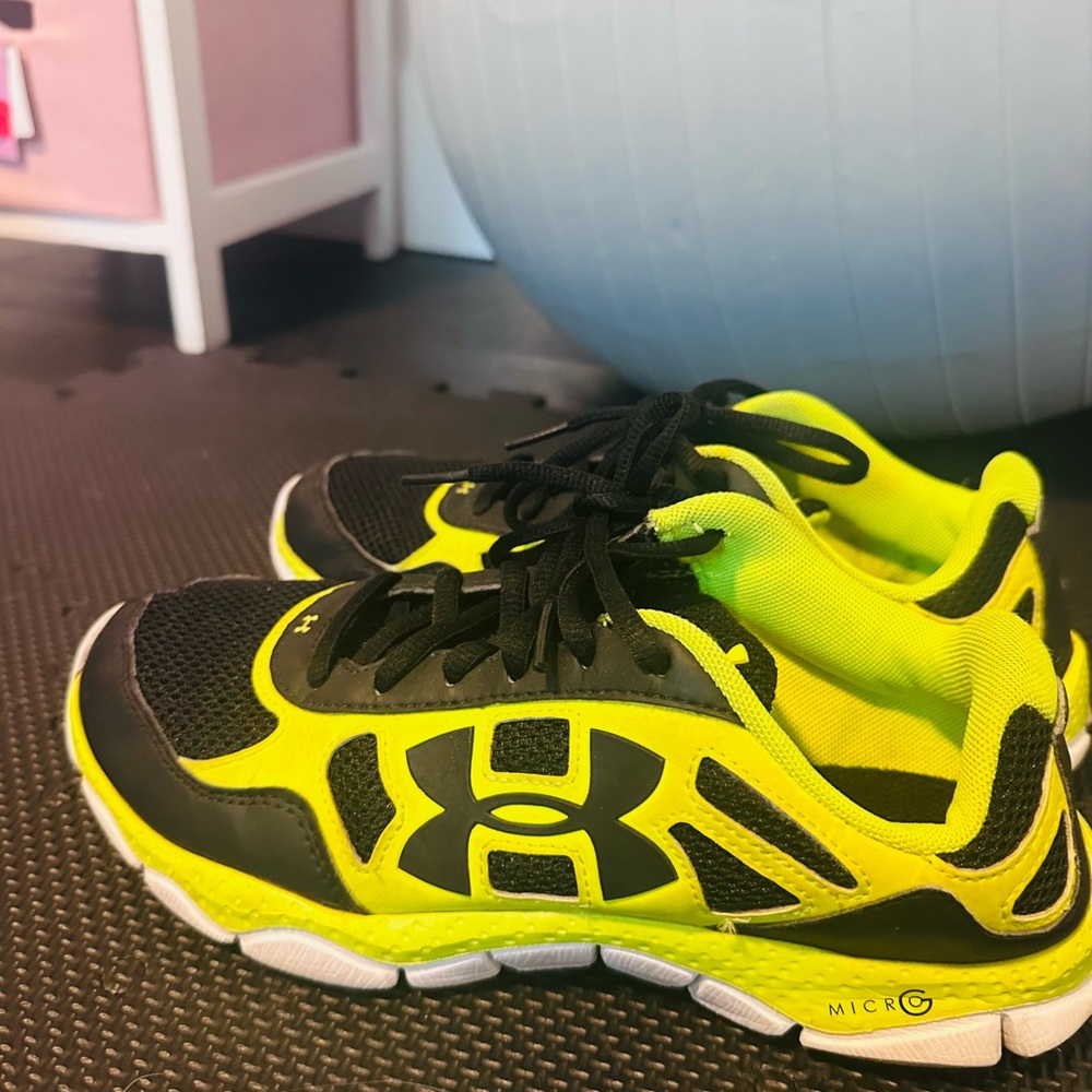 Under Armour Black and Yellow Sneakers Dynamic Design